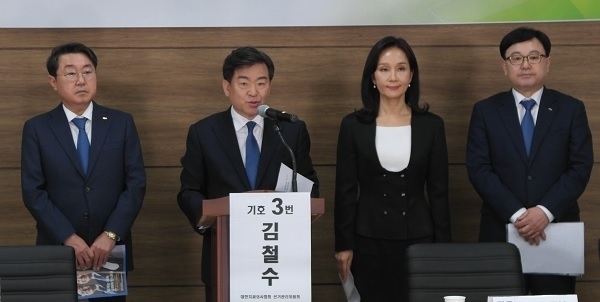 기호3번 김철수 회장후보와 김영만-장동호-윤정아 부회장 후보.