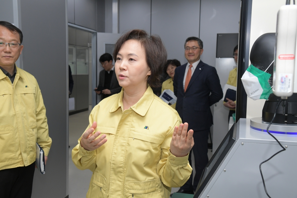 식품의약품안전처 이의경 처장(오른쪽)이 한국건설생활환경시험연구원 건물에너지기술센터를 방문해 보건용·수술용 마스크 시험 및 검사시설을 둘러보고 있다. (사진=식품의약품안전처)