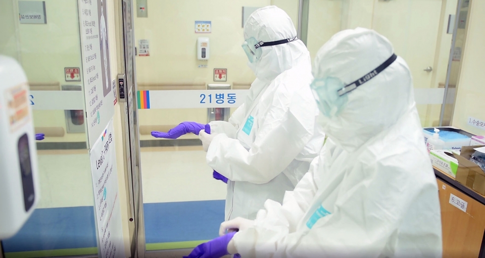 전북대병원 의료진이 코로나19 환자를 치료하기 위해 방호복을 입고 있다. (사진=전북대병원)