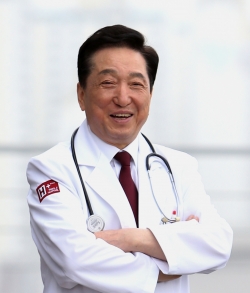 에이치플러스 양지병원 김철수 이사장.