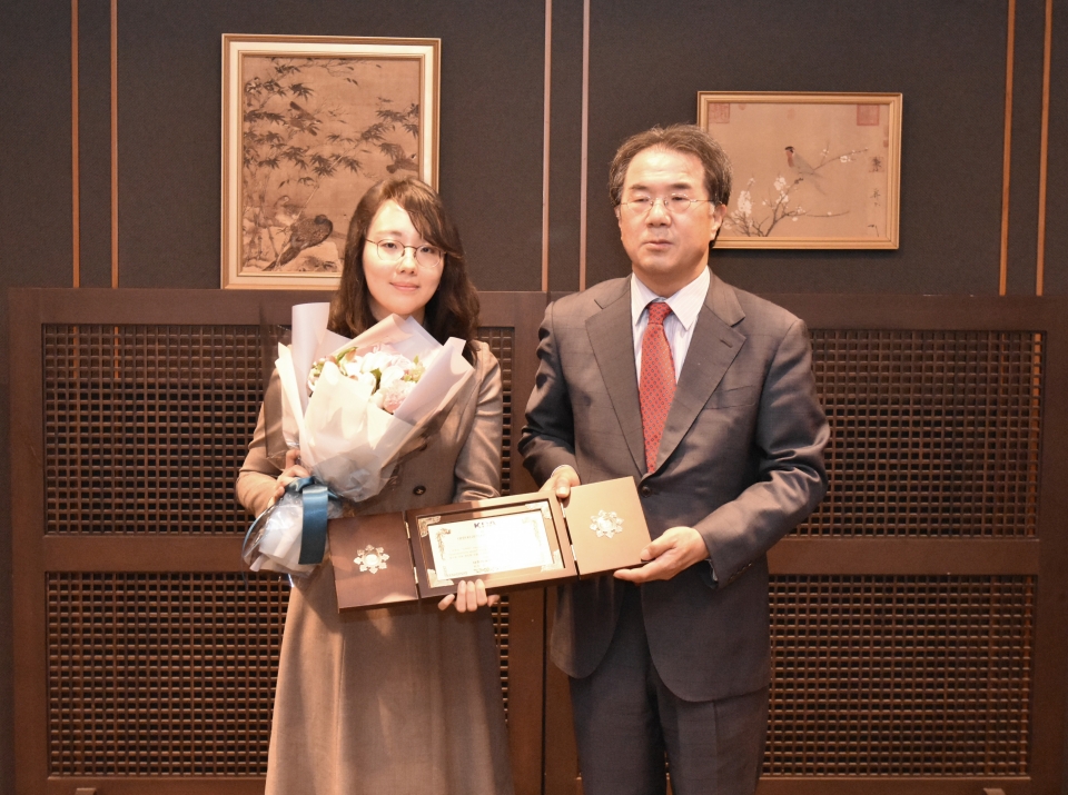 서울대치과병원 박소현 교수가 39회 대한치과의사협회 신인학술상을 수상한 뒤 기념사진을 촬영하고 있다.