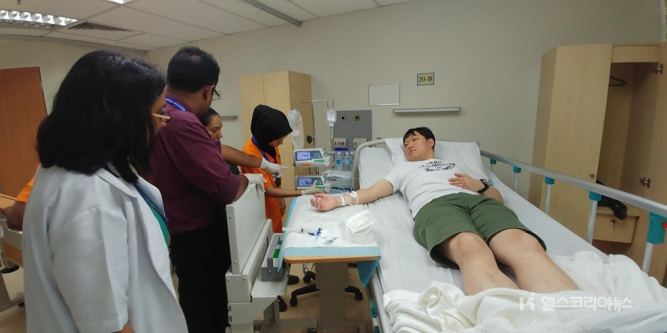 희귀 암질환인 신경내분비종양환우회 황원재 대표(신경내분비종양 환자·34세)가 말레이시아의 한 병원에서 치료를 받고 있는 모습(사진/황원재 대표 제공)