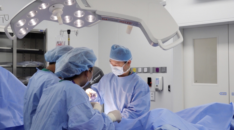 이대서울병원 비뇨의학과 로봇수술팀이 최근 단일수술팀으로는 아시아 최초로 다빈치 단일공로봇수술 100례를 달성했다. 김광현 교수의 수술 집도 모습