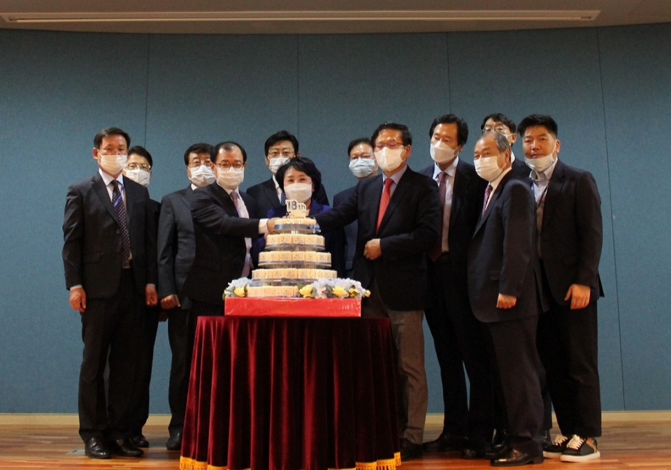 지오영 조선혜 대표(가운데)와 임직원이 창립 18주년 기념식에 참석해 사진을 촬영하고 있다. (사진=지오영)