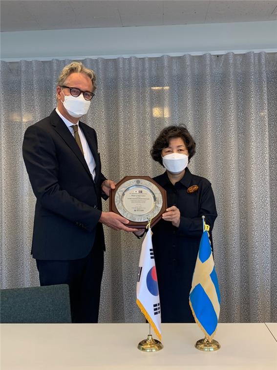 신경림 대한간호협회 회장이 1일 주한 스웨덴대사관을 방문해 한국 전쟁 당시 간호사를 파견한 것에 대한 감사패를 전달하고 있다.