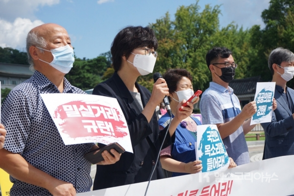 보건의료노조를 포함한 175개 시민사회단체가 4일 오전 11시 청와대 분수대 앞에서 이번 의료계 파업과 관련한, 정부-여당-의사협회 간 합의를 비판하는 기자회견을 갖고 있다.
