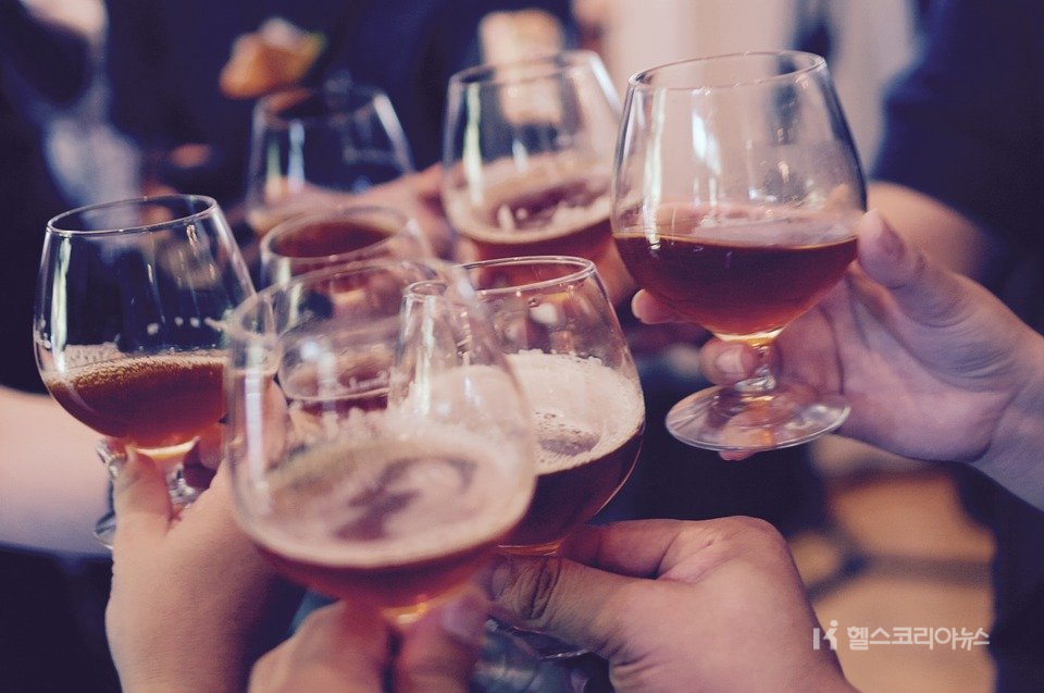 코로나19가 장기화되면서 스트레스 해소 등을 위한 음주가 늘고 있다. 알코올은 WHO(세계보건기구)가 지정한 ‘1급 발암물질’로 뇌, 신경, 소화기 등 약 200여 질환과 관련 있는 것으로 알려져 있다.