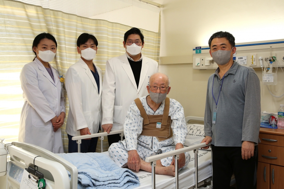  100歳の年齢で肺がん手術を受けた金ヨンウォンさんが、中央大学病院がんセンターの朴ビョンジュン教授（後列の一番右）チームや保護者（前列の一番右）と記念撮影をしている。