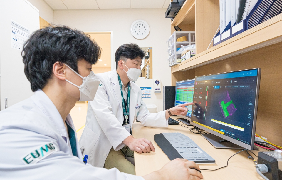 김경수 방사선종양학과 교수(사진 오른쪽)가 ‘Align RT’를 활용한 표면 유도 방사선 치료 기법으로 환자의 움직임도 모니터링하며 방사선 치료를 진행하고 있다.