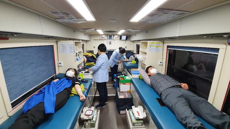 한국건강관리협회 직원들이 헌혈에 참여하고 있다