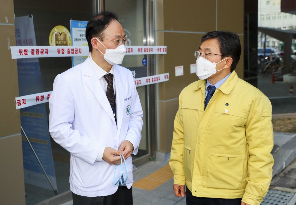 권덕철 복지부 장관이 2일 코로나19 백신 예방접종 현장을 방문하고 있다.