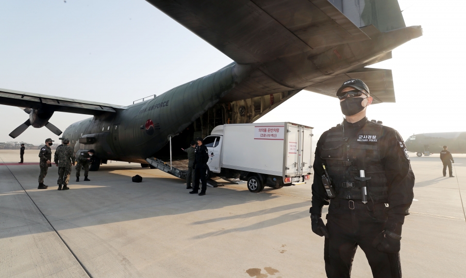 5일 공군 수송기를 이용한 코로나19 백신 제주도 수송 작전이 전개되고 있다.