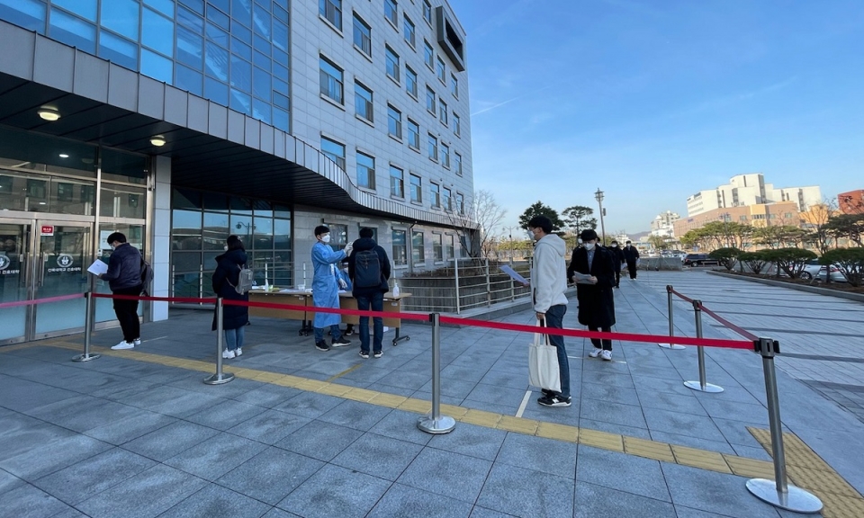 전북대병원이 철통 방역 속에서 2021년 첫 신규채용 필기시험을 완료했다.