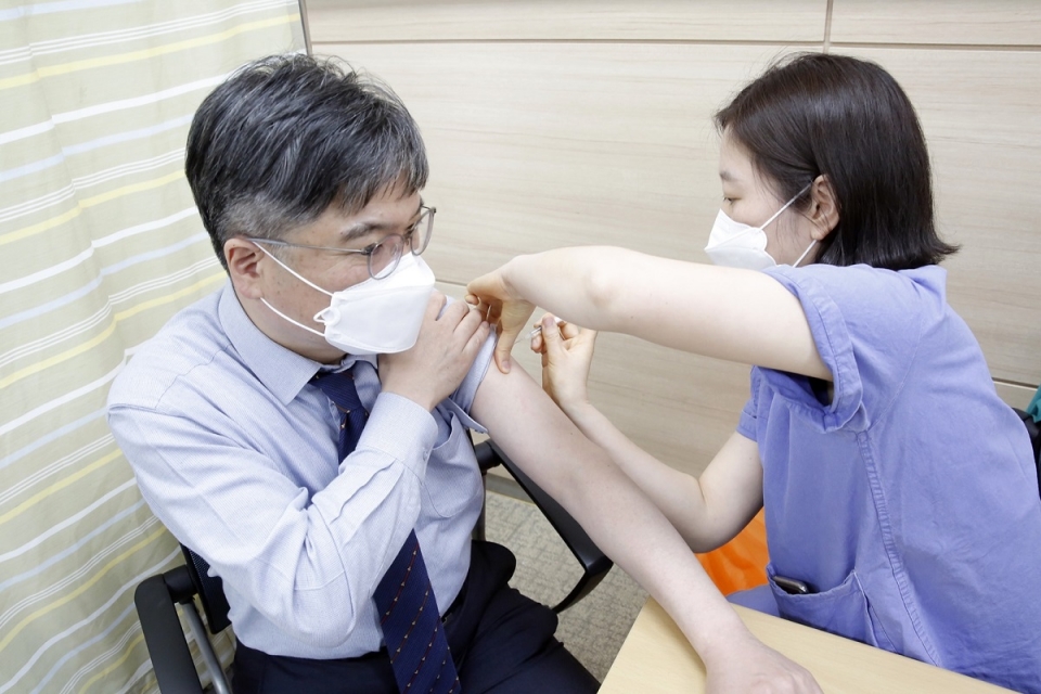 전남대병원 안영근 병원장이 코로나19 백신을 접종받고있다.