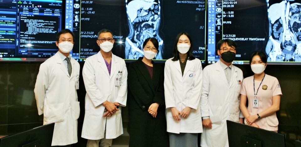 (왼쪽부터) 흉부외과 김건우, 대장항문외과 이원석 교수, 수술을 받은 김옥화씨, 영상의학과 박소현, 종양내과 심선진 교수, 강하리 코디네이터