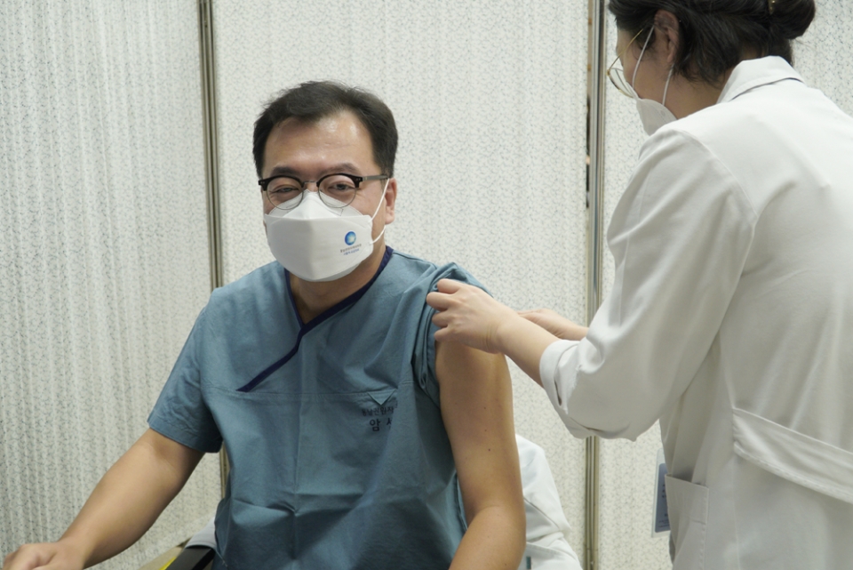 동남권원자력의학원 박상일 의학원장이 코로나19 백신을 접종받고 있다.