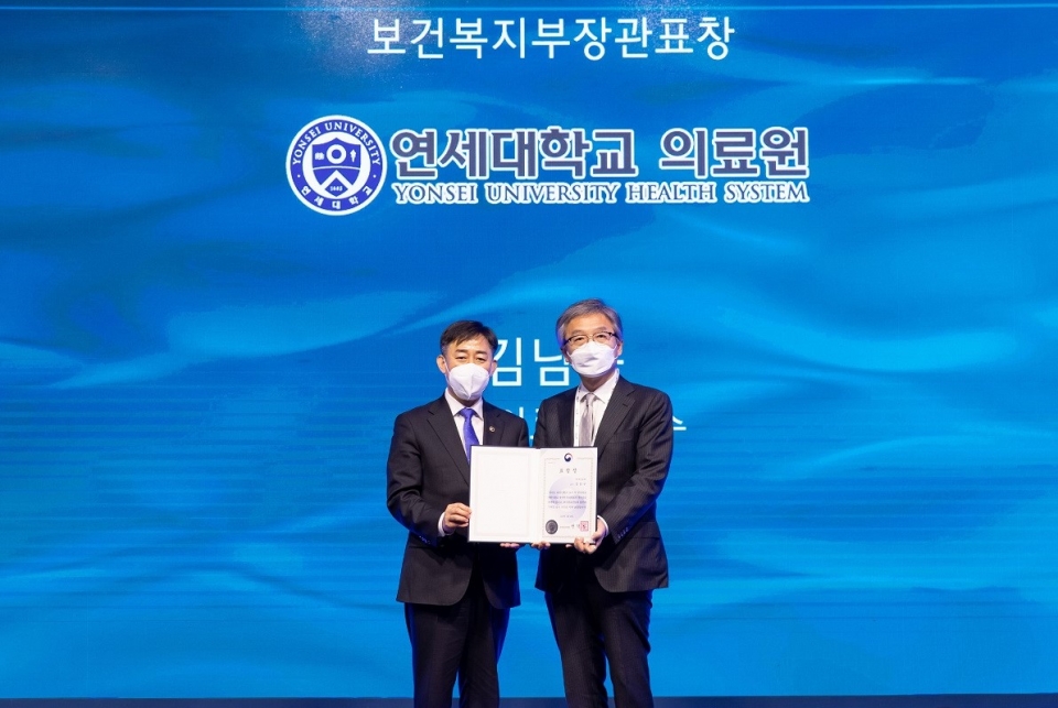 (왼쪽부터) 보건복지부 양성일 차관, 김남규 교수