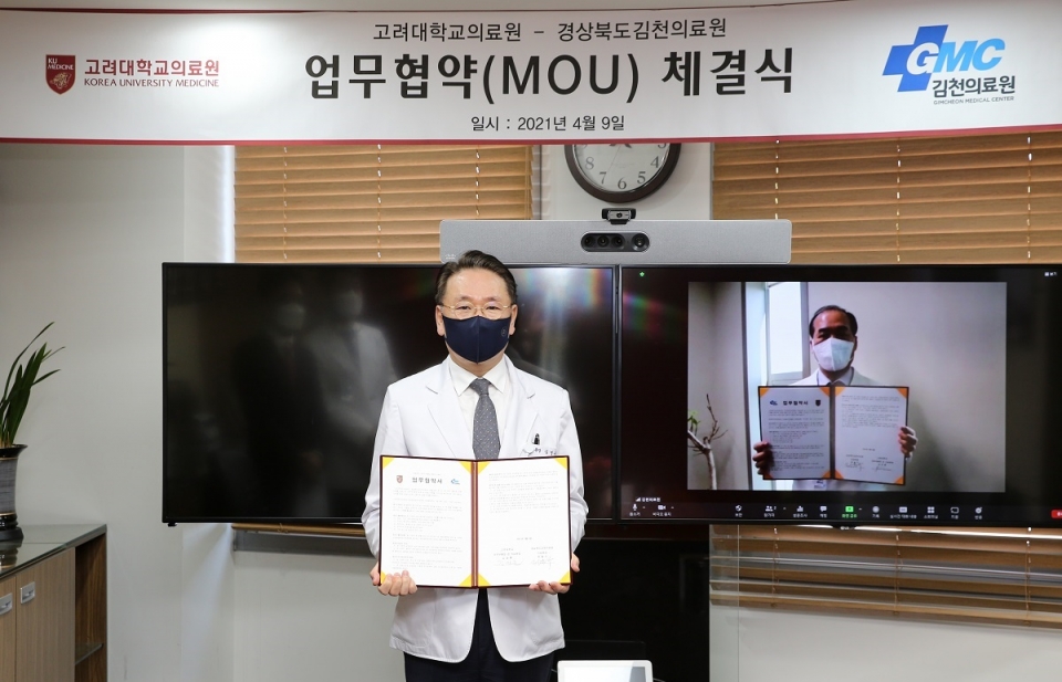 (왼쪽부터)김영훈 의무부총장과 정용구 의료원장