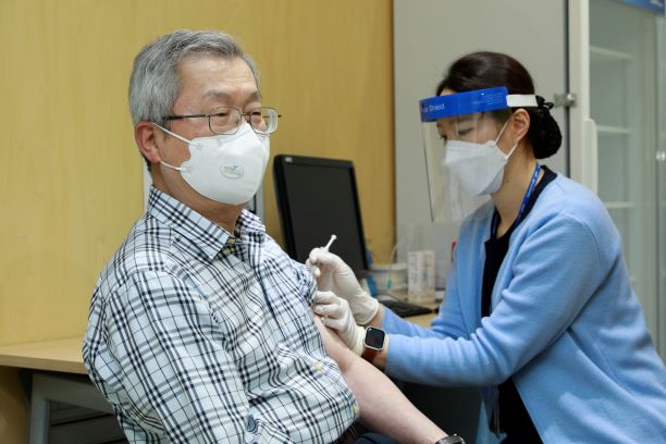 한국건강관리협회 채종일 회장이 지난 26일 건협 서울서부검진센터에서 아스트라제네카의 코로나19 백신을 접종 받았다.