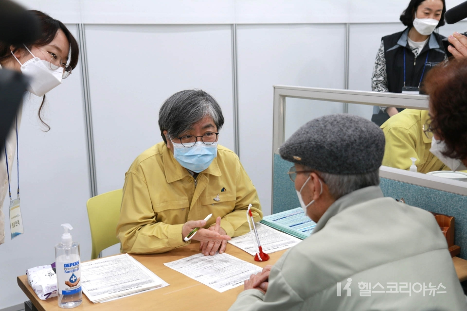 チョン·ウンギョン疾病管理庁長が8日、世宗市予防接種センターでワクチン接種のためセンターを訪れた高齢者の方をサポートしている。