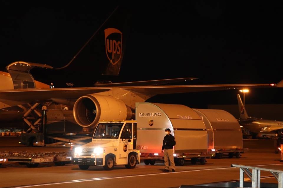 사진은 화이자사의 코로나19 백신이 인천공항을 통해 국내에 도착하고 있은 장면이다.