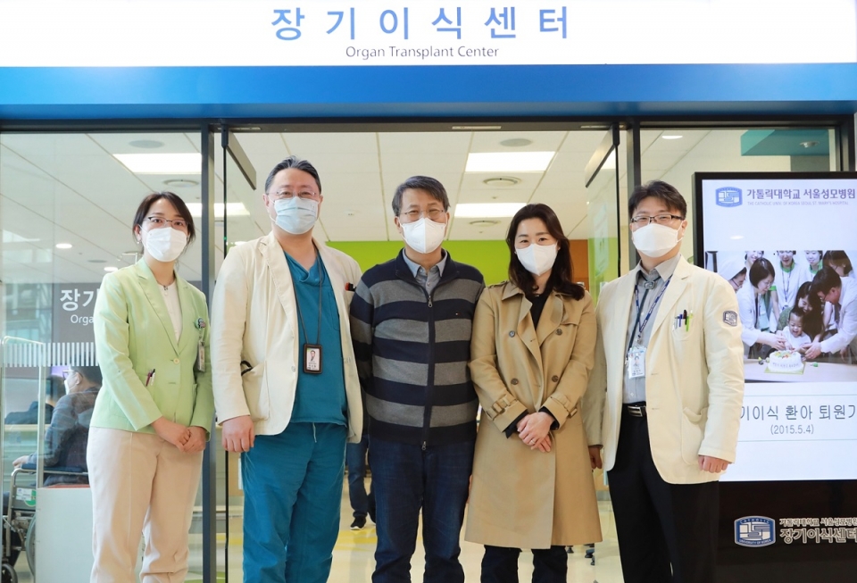 신장이식을 마치고 건강을 회복한 환자와 공여자가 서울성모병원 장기이식센터 신장이식팀과 기념사진을 찍었다. (왼쪽부터 박윤재 코디네이터, 박순철 교수, 환자 및 공여자 부부, 정병하 교수)