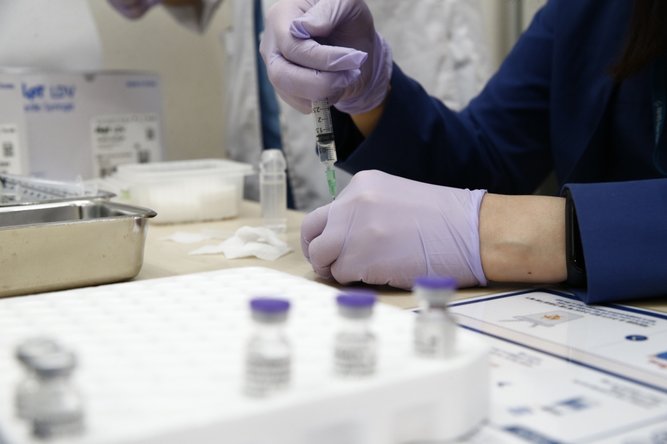 일산병원의 한 의료진이 10일 코로나19 백신을 주사기로 뽑아내고 있다.&nbsp;<br>