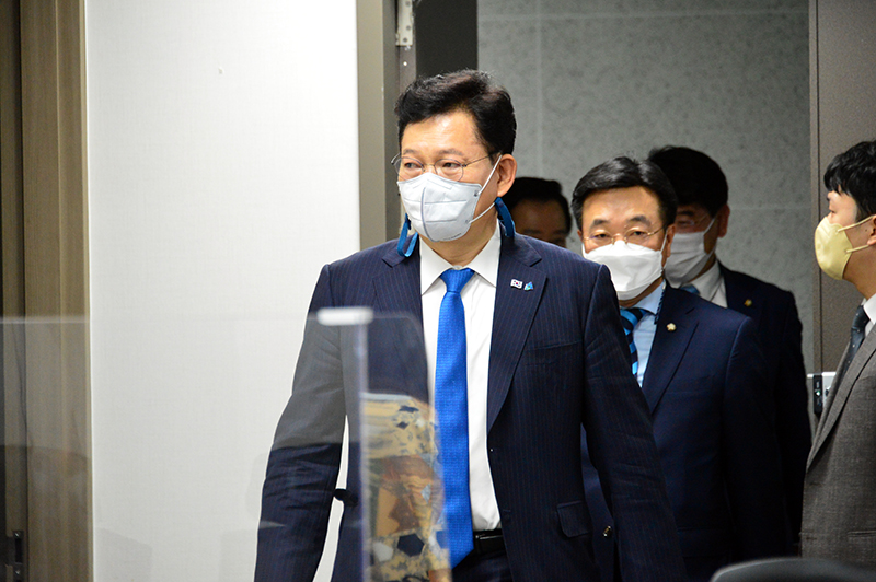 민주당 송영길 당대표가 31일 국회 의원회관 306호에서 열린 백신특위 2차 회의에 참석하기 위해 회의실로 들어서고 있다.