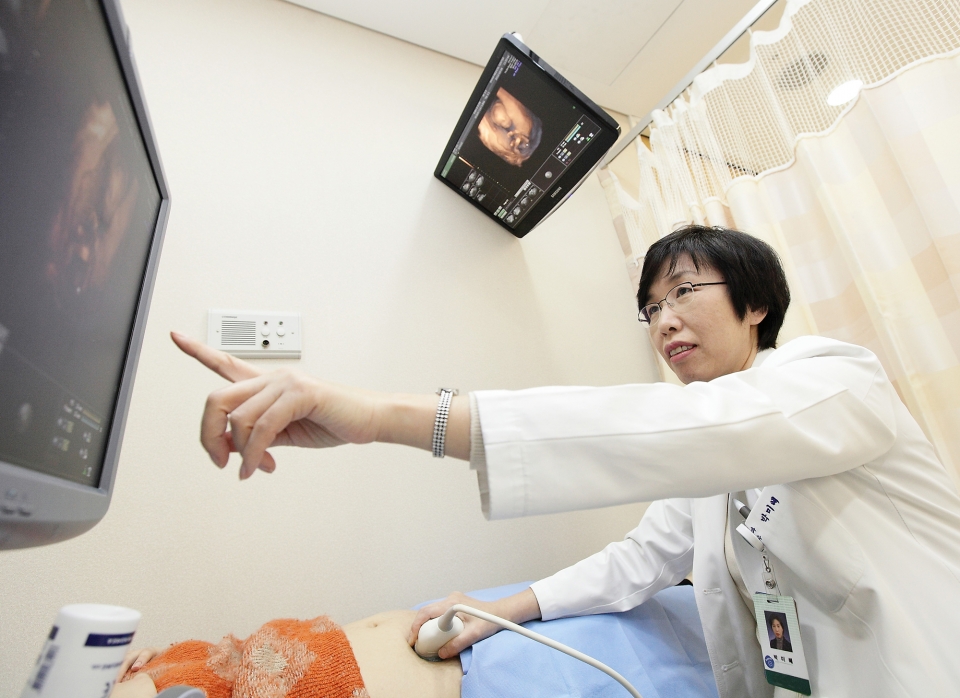 이대서울병원 산부인과 박미혜 교수가 산모 초음파검사를 하고 있다. [사진제공=이대서울병원]