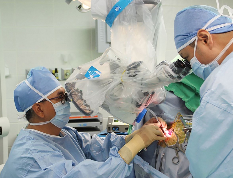경희대병원 신경외과 박봉진 교수(좌측)가 미세혈관감압술을 진행하고 있다.