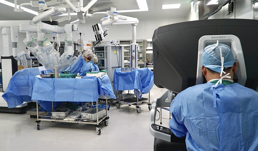 연세대학교 의과대학 용인세브란스병원에서 로봇을 이용한 단일 절개 서혜부 탈장 수술이 진행되고 있다.