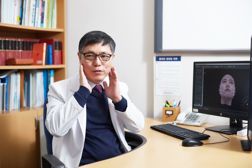경동경희대병원 침구과 박영재 교수가 턱관절 장애질환 치료법에 대해 설명하고 있다.