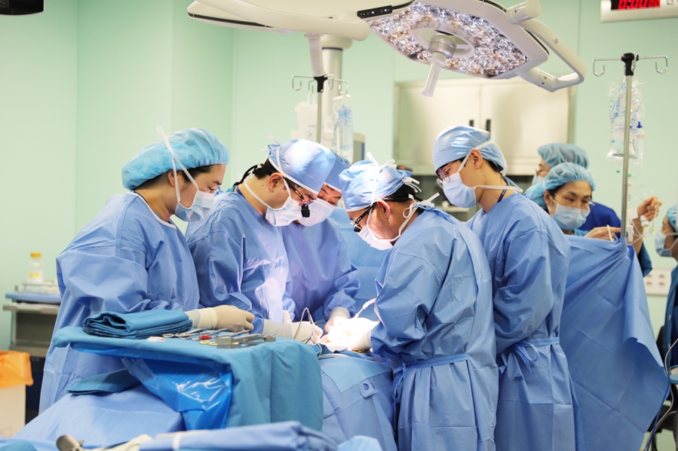 은평성모병원 ‘김수환 추기경 기념’ 장기이식병원 황정기 병원장이 소장이식 수술을 집도하고 있다.