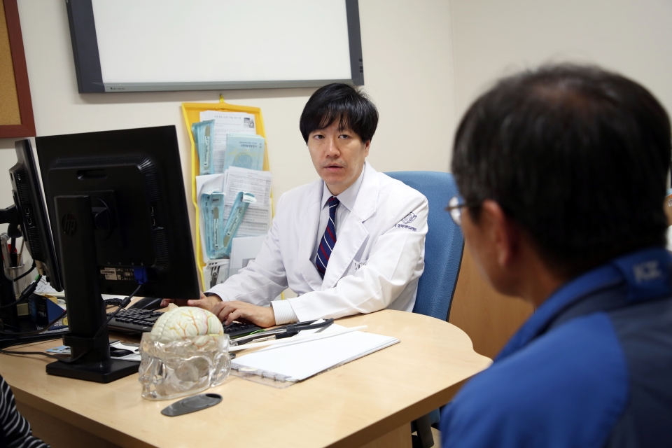 강동경희대병원 신경과 김학영 교수가 진료실을 찾은 한 환자와 알츠하이머병에 대한 진료 상담을 하고 있다.