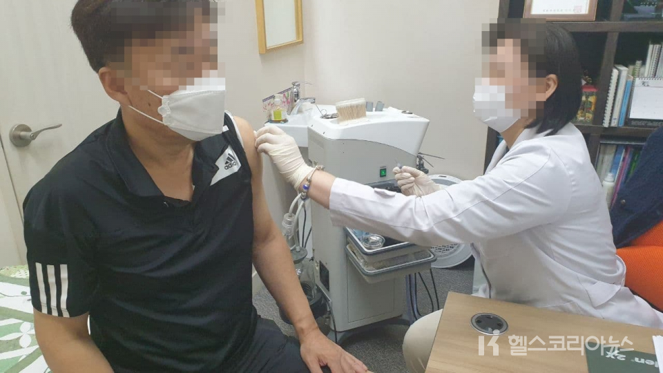 17일 서울 서대문구의 M내과의원에서 한 50대 남성이 화이자 백신 2차 접종을 받고 있다. 한편, 이날은 국내 1차 접종자수가 전국민 대비 70%를 넘기도 했다. [2021-09-17]
