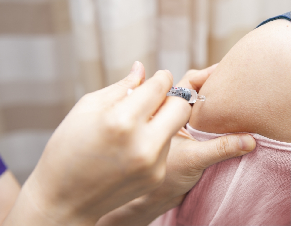 14일 에이치플러스 양지병원에서 한 시민이 독감예방접종을 받고 있다.