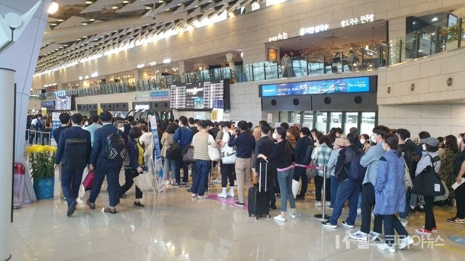 주말인 15일(금) 오후 김포공항 국내선 탑승장에 여행객들이 길게 늘어서 있다. [2021-10-15] (사진=헬스코리아뉴스)