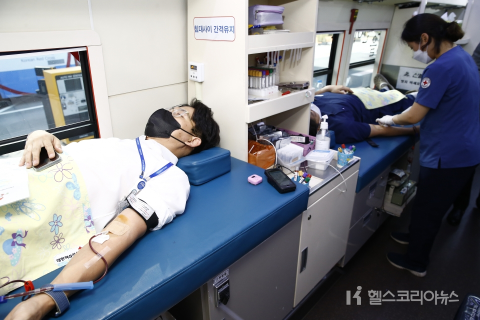 국민건강보험 일산병원 직원들이 22일 생명 나눔 실천의 일환으로 임직원 단체 헌혈을 실시하고 있다. [2021-10-22]