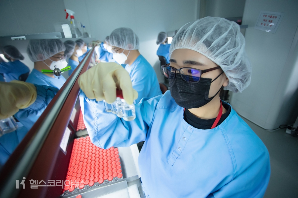 Sk바이오사이언스 직원들이 안동L하우스에서 생산되는 코로나19 백신을 검수하고 있다.