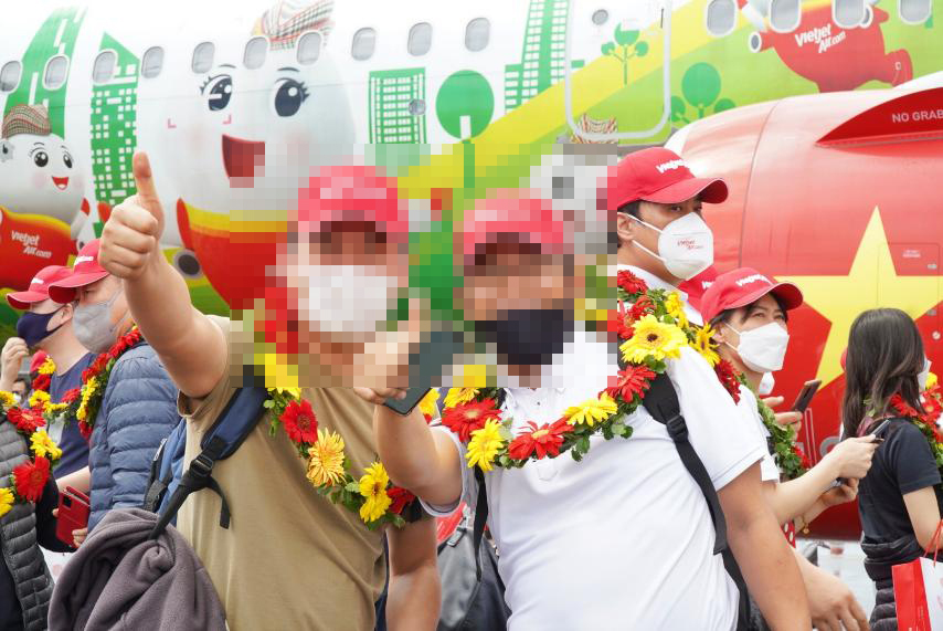 지난 20일 베트남 비엣젯항공을 통해 푸꾸옥 공항에 도착한 한국 관광객이 성대한 환영을 받고 있다.