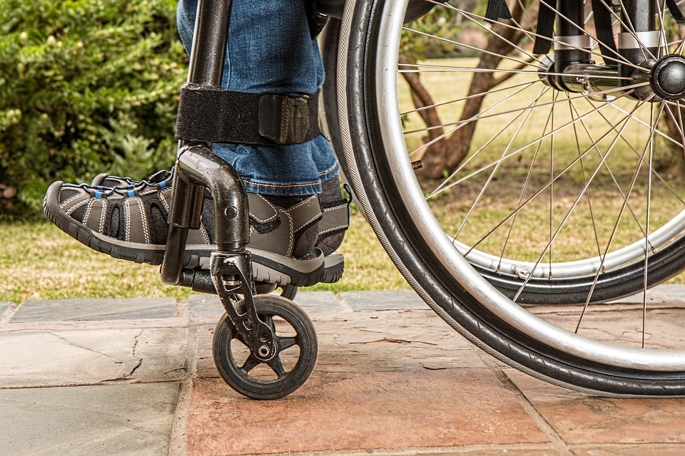 척추가 골절되면 골수손상으로 인해 하반신이 마비되고 결국 휠체어에 의존하는 삶을 살게 된다. 그런데 최근 EU연구팀이 하반신 마비 환자도 걸을 수 있는 기술을 개발, 비상한 관심을 끌고 있다.