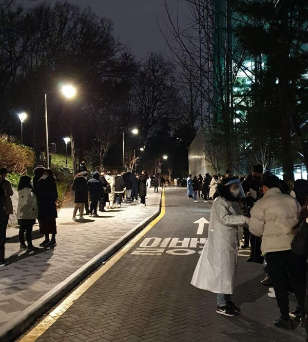 2일 오후 7시경 서울 서초구 보건소 앞에 코로나19 PCR 검사를 받으려는 시민들 수백명이 줄을 서있다. [사진=정민우]