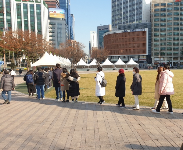 8일 오후 서울시청 앞 임시 선별검사소에 코로나19 PCR 검사를 받으려는 시민들이 줄지어 서있다. [사진=정민우] (2021-12-08)