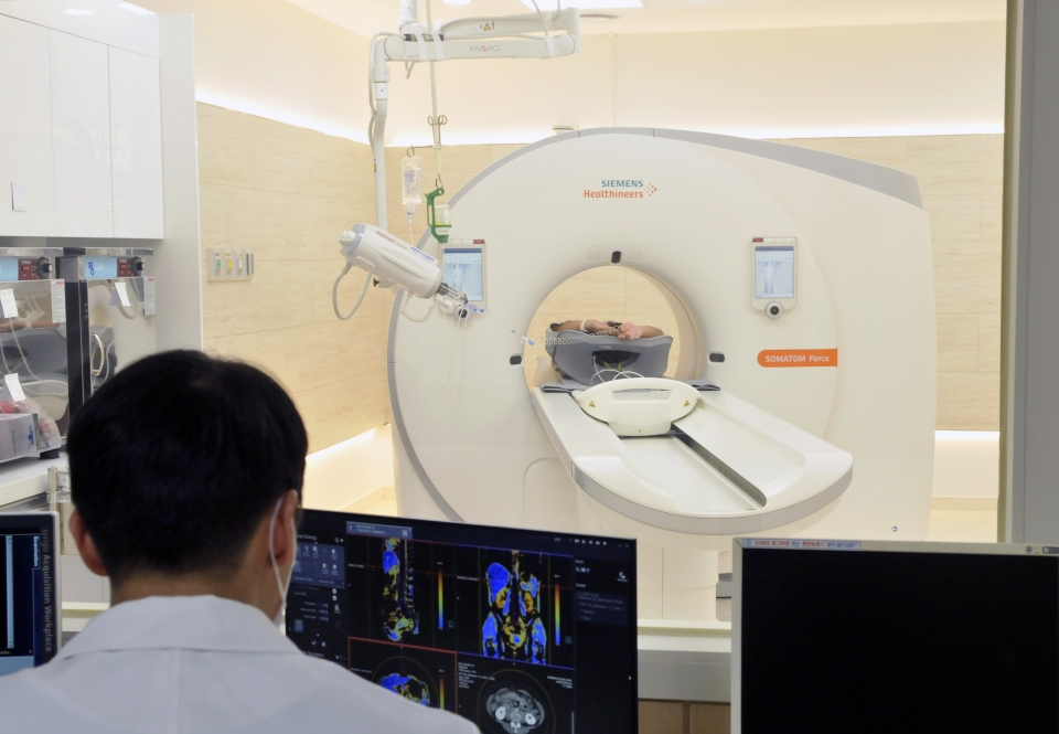 전북대학교병원은 환자중심의 질 높은 의료서비스를 제공하기 위해 영상의학과 CT검사실에 최신 CT 촬영 장비 ‘소마톰 포스’를 도입했다. [사진=전북대학교병원 제공]
