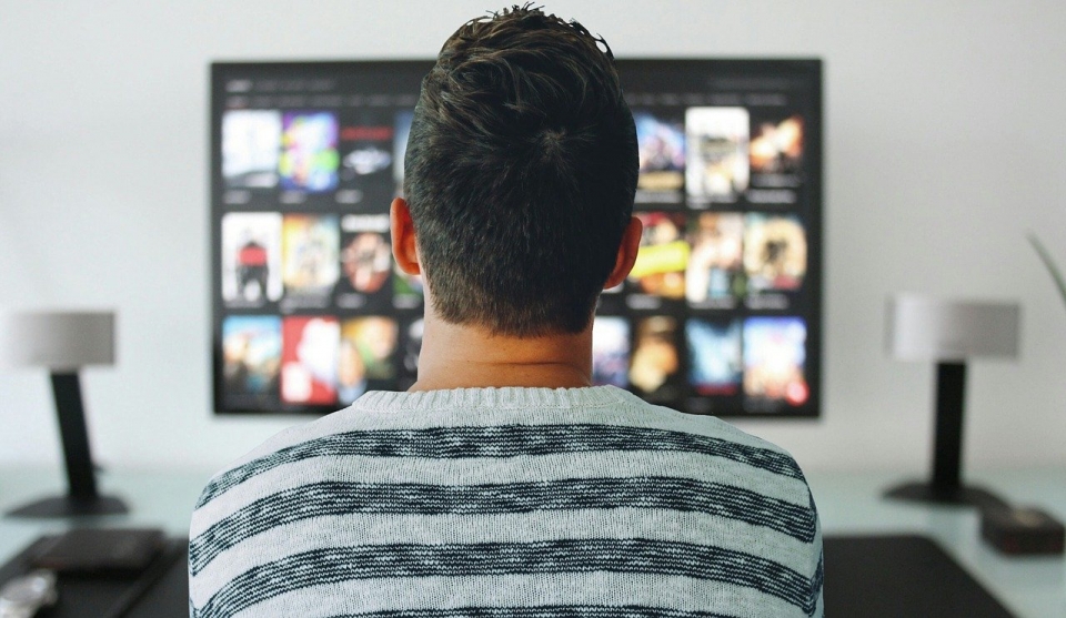 하루 4시간 이상의 장기간 TV 시청이 정맥 혈전색전증(VTE) 위험을 높인다는 연구 결과가 나왔다. [사진=Pixabay]