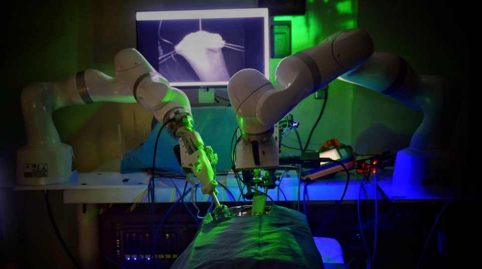 존스 홉킨스 대학 연구팀이 개발한 스마트 조직 자율 로봇(STAR)이 사람의 도움 없이 돼지 복강경 수술을 성공적으로 수행했다. [사진=존스 홉킨스 대학]<br>