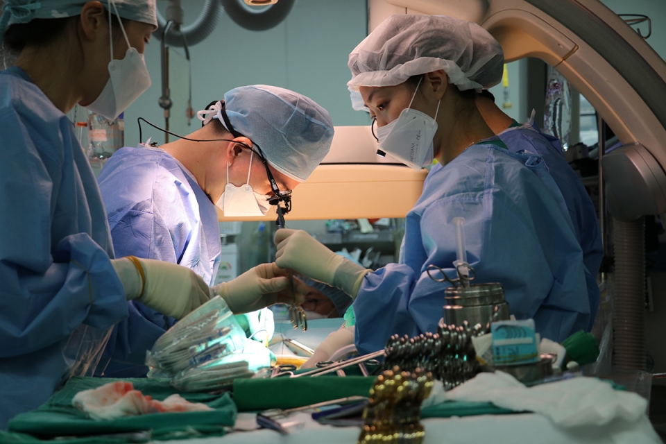 송석원 대동맥혈관센터장(가운데)이 E-vita OPEN NEO 장비를 통해 50번째 하이브리드 대동맥 수술을 시행하고 있다. [사진=강남세브란스병원 제공]