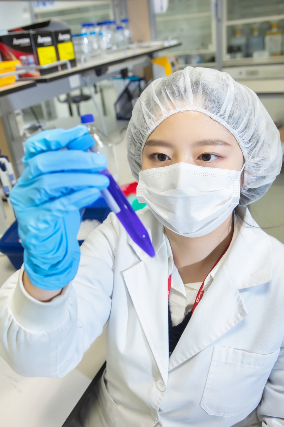 SK바이오사이언스 연구원이 백신 개발을 위한 연구를 진행하고 있다. [사진=SK바이오사이언스 제공]