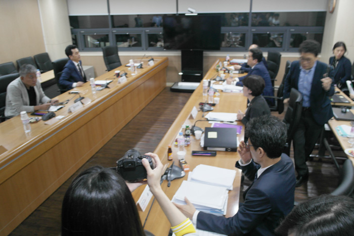 대한의사협회 방상혁 상근부회장이 수가협상을 위해 테이블에 앉았다.