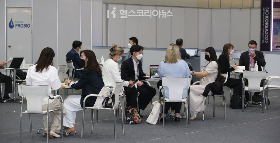 지난 11~13일 서울 코엑스에서 열린 '바이오코리아 2022'(BIO KOREA 2022) 비즈니스 포럼에서 참가들이 미팅을 진행하고 있다.